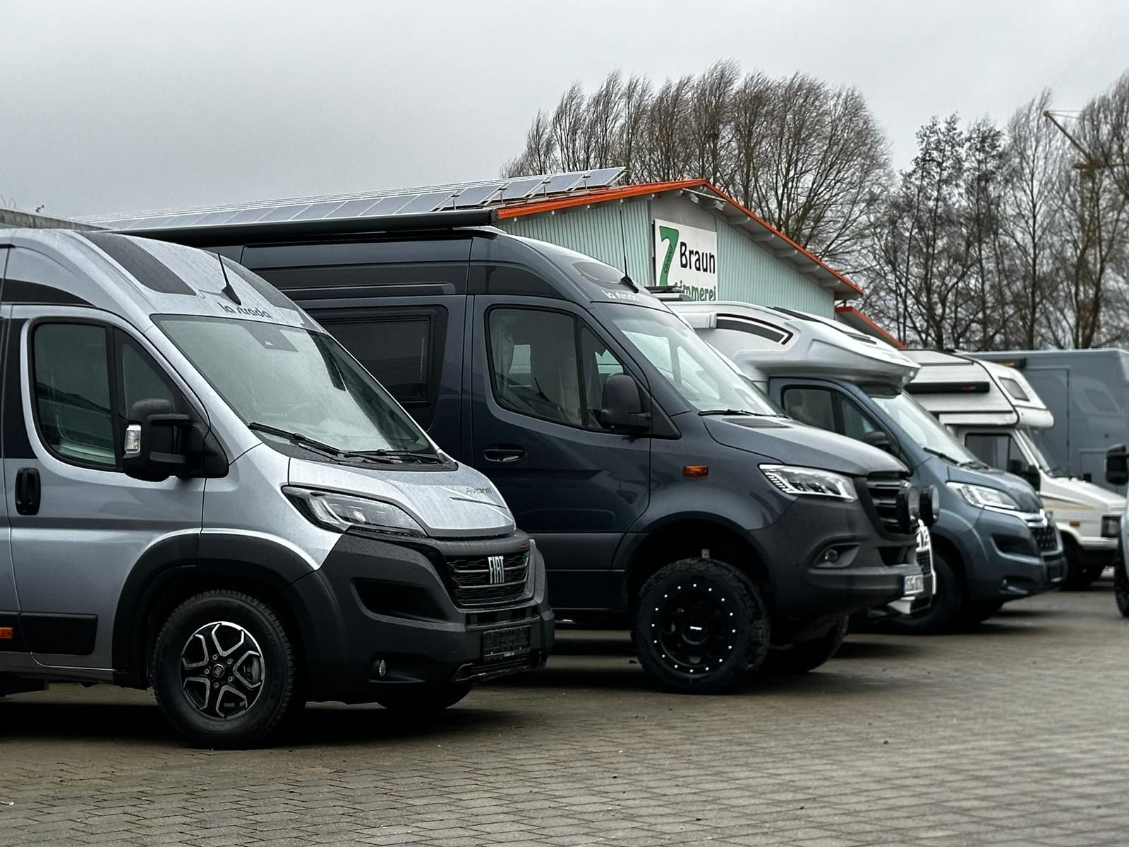 Mehrere Campervans aufgereiht auf dem Seecamper-Gelände