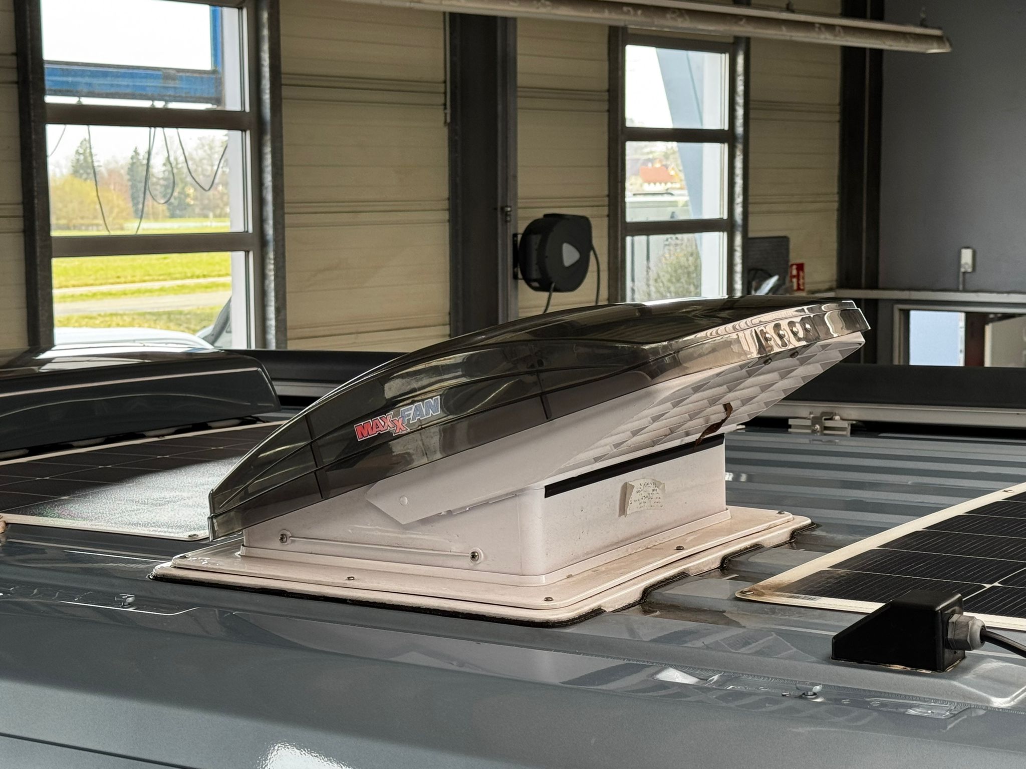 Dachfenster und Solartechnik auf einem Wohnmobil