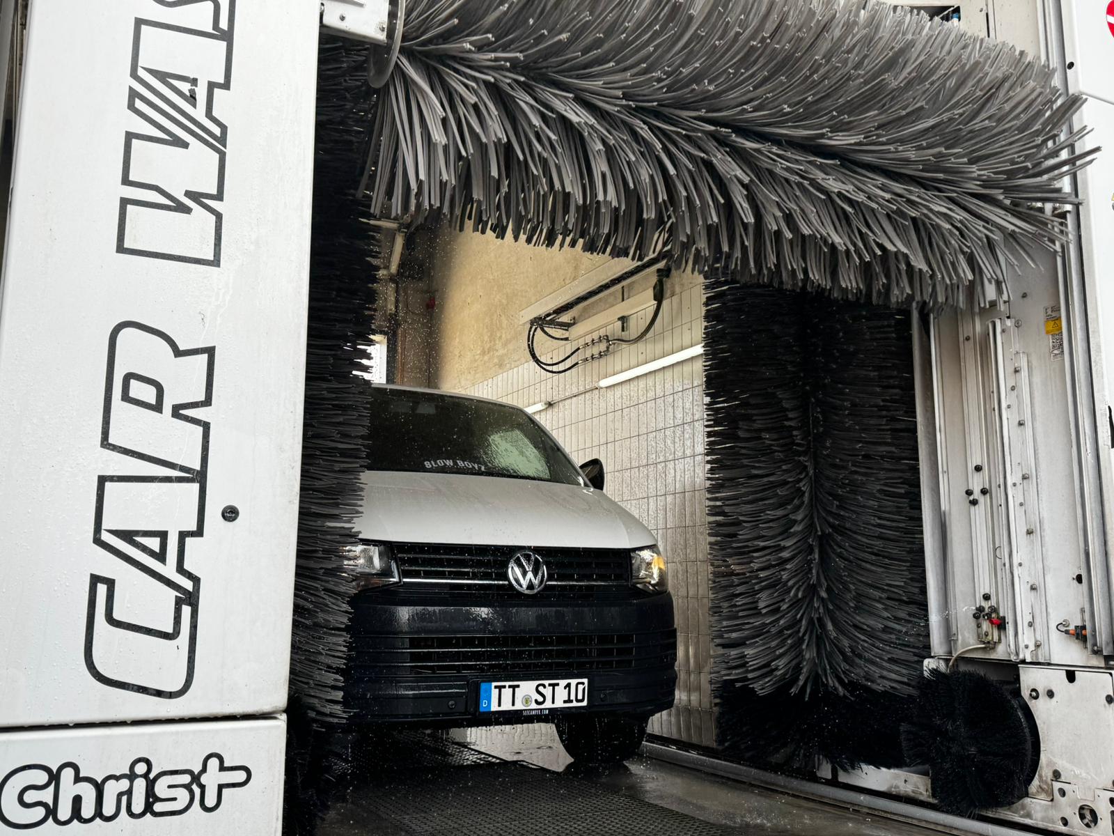 Camper in einer großen Waschanlage