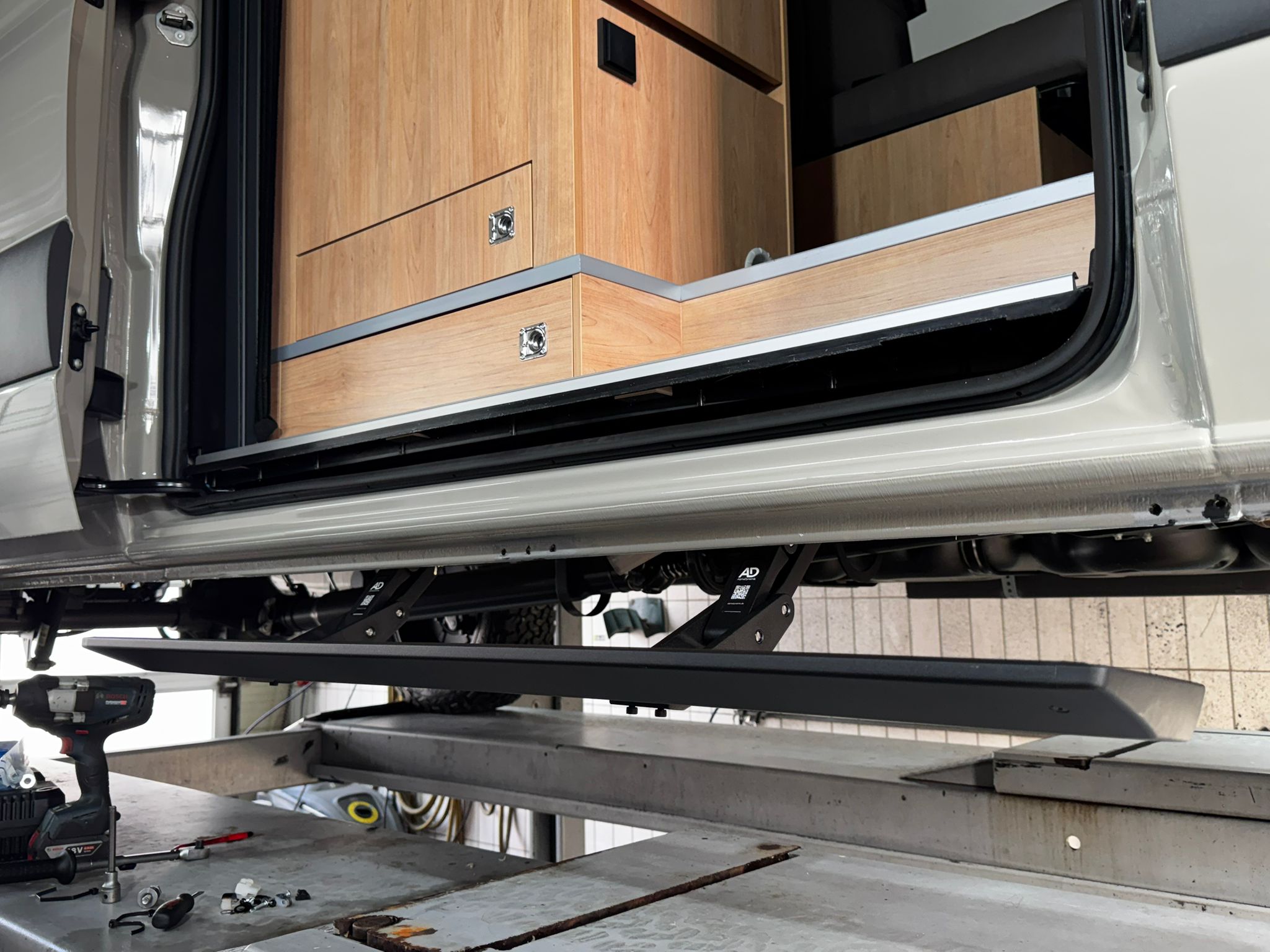 Camper auf der Hebebühne in der Werkstatt