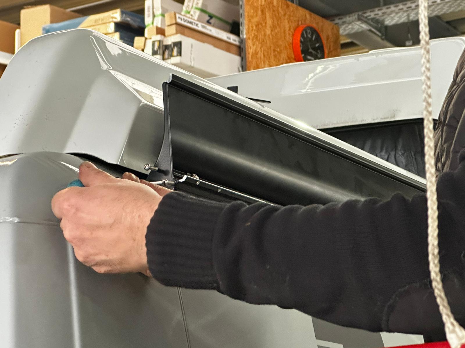 Handarbeit am Fahrzeug in der Werkstatt
