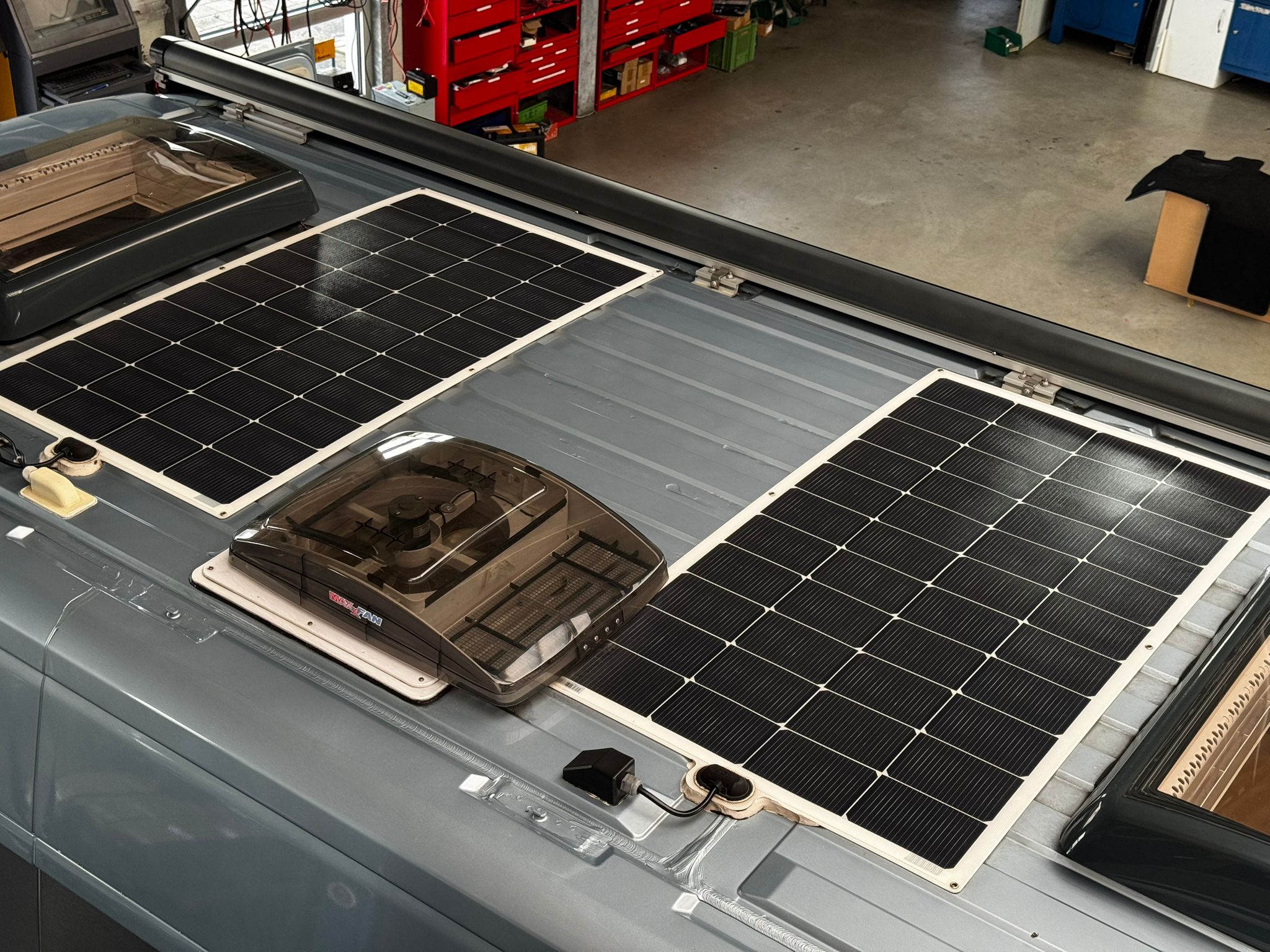 Solarpanels auf dem Dach eines Wohnmobils